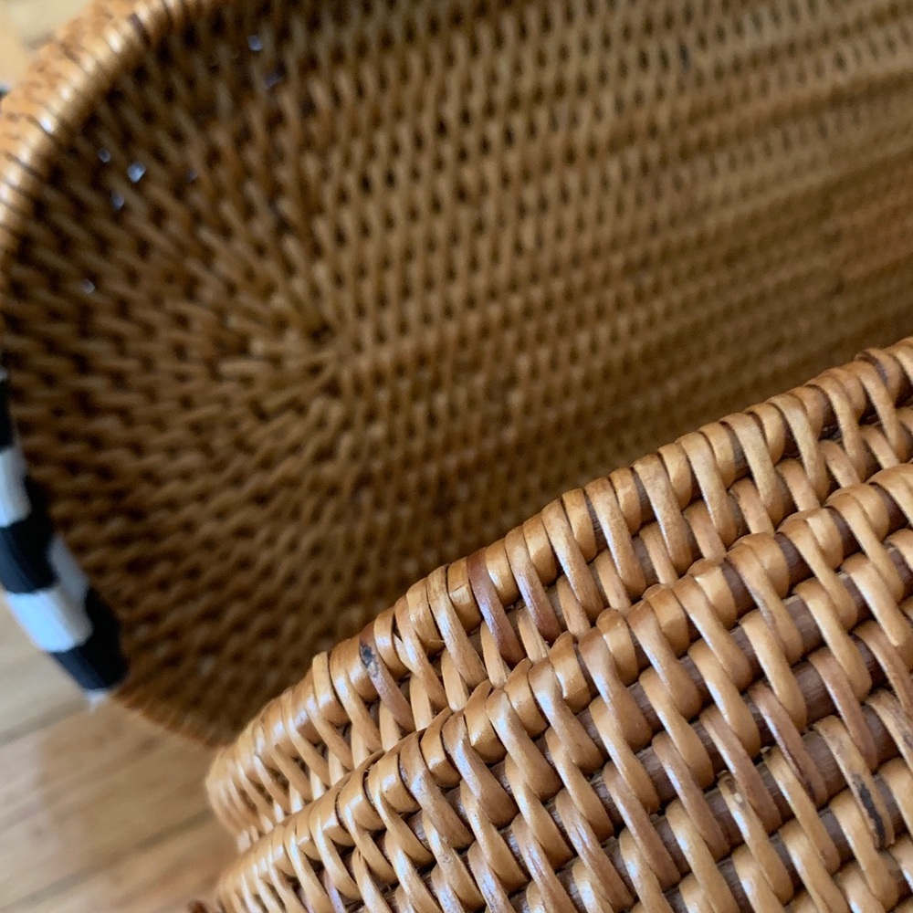 RETAIL $195 Basket Purse Natural Root Hand-Woven Custom Shell & Bow Accent - Picture 7 of 15